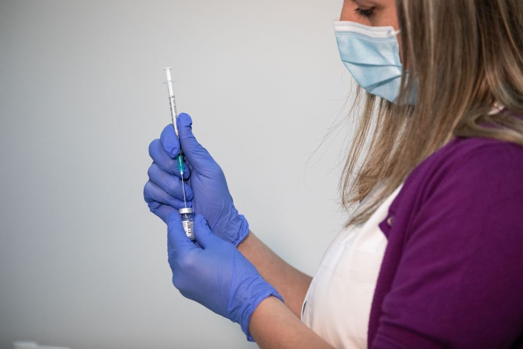 Ελληνίδα που εμβολιάστηκε με το εμβόλιο της Moderna μιλάει στο MEGA