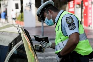 Μάσκα στο αυτοκίνητο: Πότε επιβάλλεται πρόστιμο