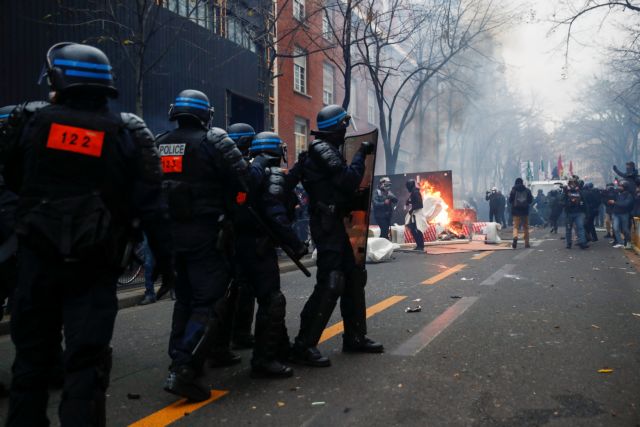 Γαλλία – Παρίσι : Δακρυγόνα και επεισόδια για το νομοσχέδιο ασφάλειας | tanea.gr