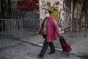 Πώς θα επιστρέψουμε στην ομαλότητα –Τα σενάρια για επαναλειτουργία σχολείων και λιανεμπορίου