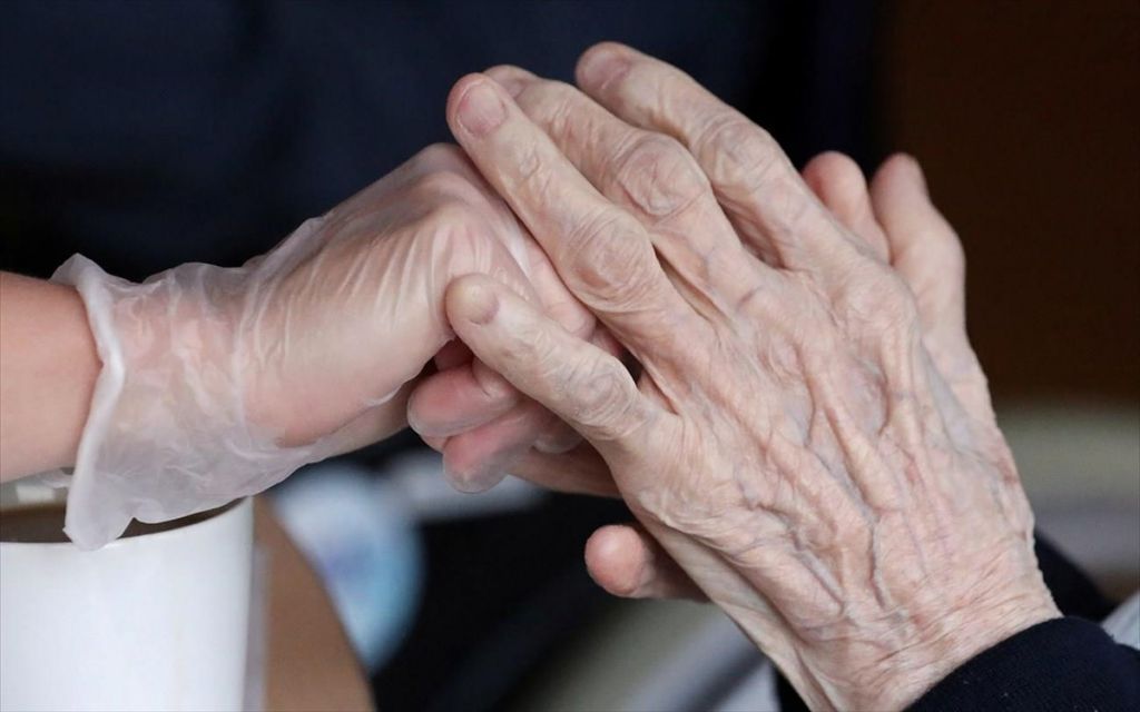 Η γηραιότερη νικήτρια του κοροναϊού έγινε 105 ετών