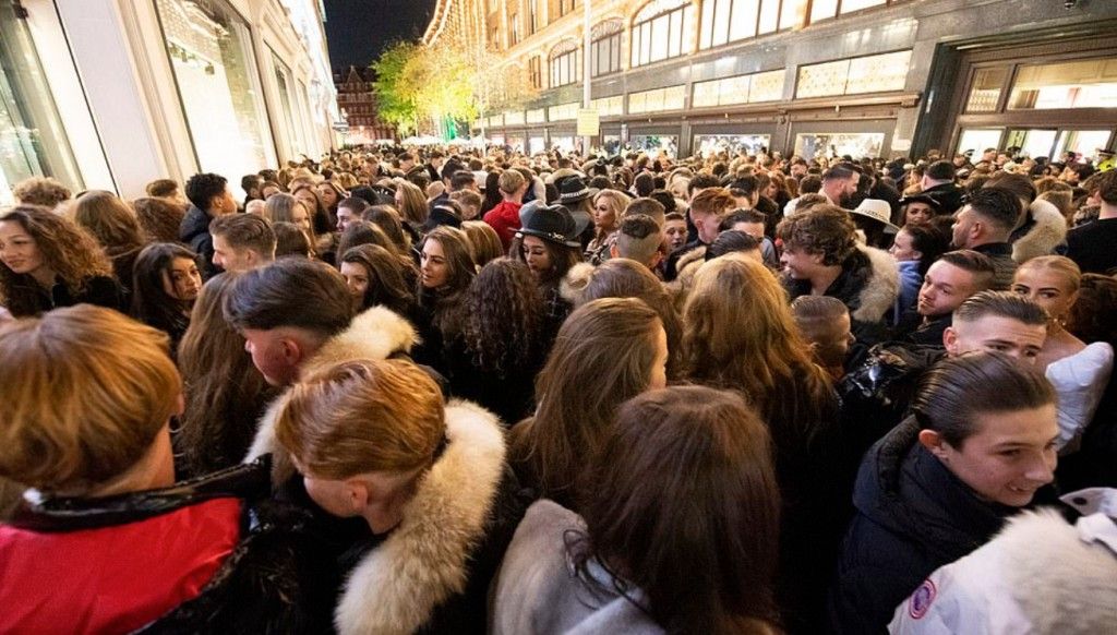 Βρετανία : Συνωστισμός χωρίς κανένα μέτρο έξω από Harrods