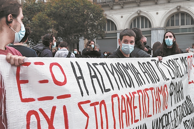 Η πανδημία δεν πειράζει την «ψαλίδα»