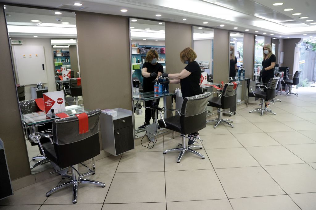 Κομμωτήρια: Ανοίγουν λέει το Επιμελητήριο, δεν έχει ληφθεί καμία απόφαση απαντά ο Γεωργιάδης