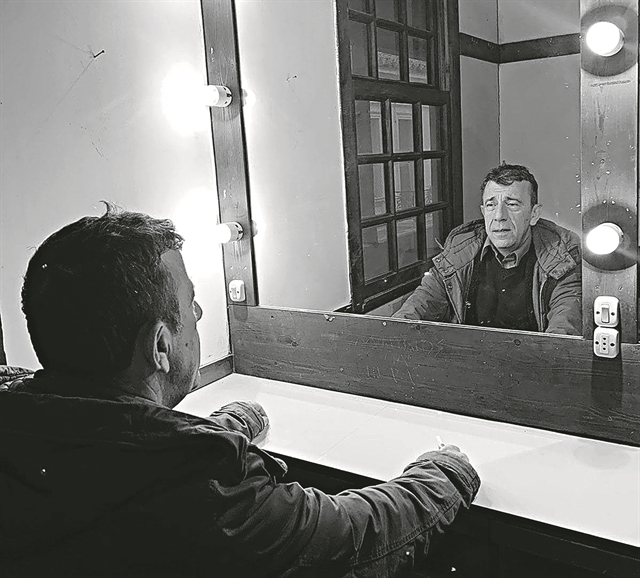 Χειροκρότημα στην άδεια αίθουσα