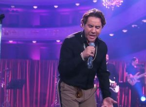 «Θέλω να γυρίσω στα παλιά» τραγουδά ο Γιώργος Μαζωνάκης στο MEGA και απογειώνει το κέφι