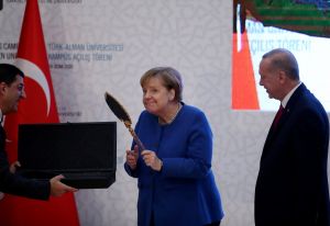 Τα… όπλα που φέρνουν πιο κοντά Μέρκελ και Ερντογάν