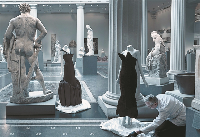 Από τον δρόμο και την πασαρέλα, στο σπίτι και την οθόνη