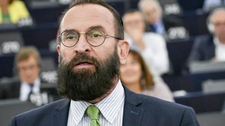 Ουγγαρία : Παραιτήθηκε από το κόμμα του Όρμπαν ο ευρωβουλευτής που πιάστηκε σε πάρτι οργίων | tanea.gr