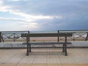 Αποχαιρετώντας το 2020 από ένα παγκάκι στο Φάληρο
