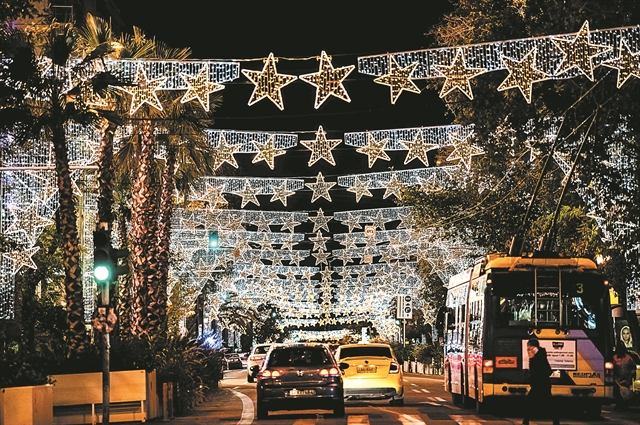 Βιτρίνες, πωλητήρια μουσείων και ένας… Αγιος Βασίλης