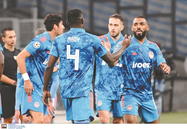 Η παράσταση συνεχίζεται