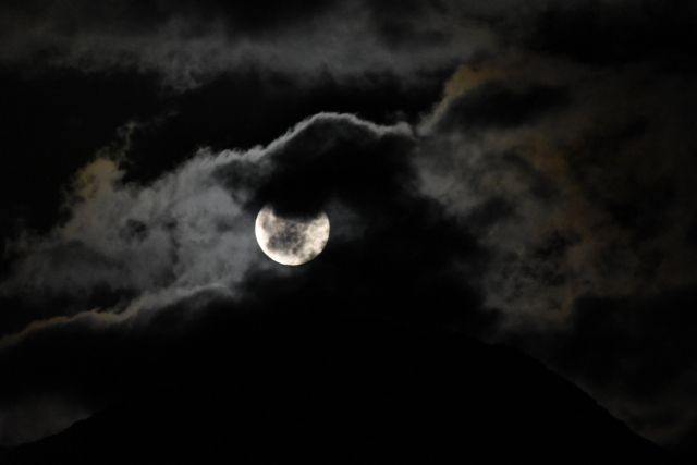 Μοναδικά κλικ με το τελευταίο, ολόγιομο «παγωμένο φεγγάρι» του 2020