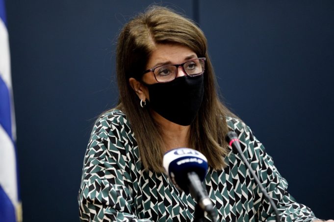 Καμπανάκι Παπαευαγγέλου για ρεβεγιόν: Μόλις 8 λεπτά αρκούν για να μεταδοθεί ο ιός αν δεν φοράμε μάσκα