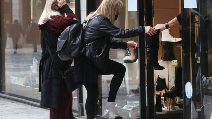 Click away : Ο Γεωργιάδης για τη γυναίκα που δοκιμάζει παπούτσια στο… πεζοδρόμιο