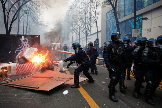 Παρίσι: 22 συλλήψεις στα επεισόδια για το νομοσχέδιο ασφάλειας | tanea.gr
