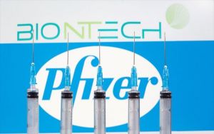 Comirnaty: Πώς γεννήθηκε το όνομα του εμβολίου της Pfizer