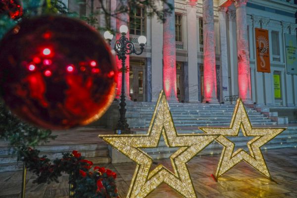 Δήμος Πειραιά: Χριστουγεννιάτικα δένδρα σε Τζάνειο και Μεταξά