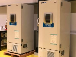 Κοροναϊός : Αυτά είναι τα ψυγεία που θα φυλάσσονται τα εμβόλια – Έφθασαν τα δύο πρώτα στη Θεσσσαλονίκη