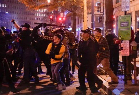 Επεισόδια σε διαδηλώσεις υπέρ του Τραμπ – Πέντε τραυματίες