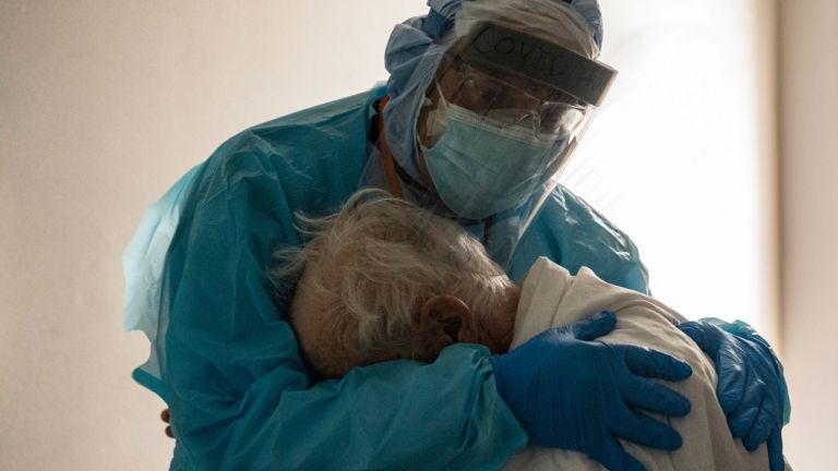 Φωτογραφία – σύμβολο : Γιατρός αγκαλιάζει ηλικιωμένο που κλαίει στη μονάδα Covid | tanea.gr