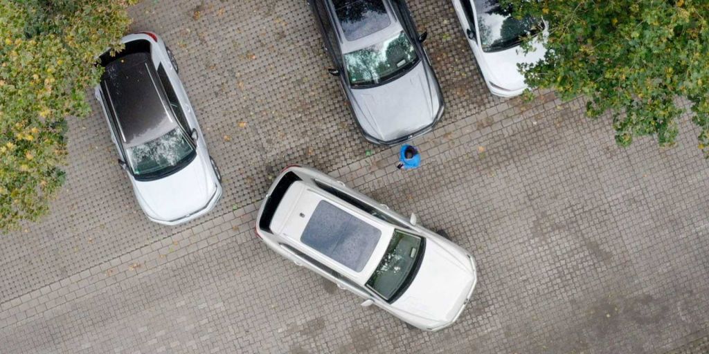 Το νέο VW Touareg μπορεί να παρκάρει μόνο του μέσα από το κινητό
