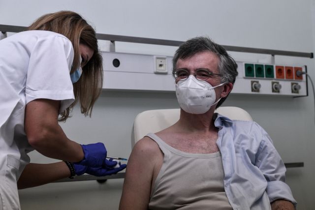 Χαμός στο Twitter με το φανελάκι του Τσιόδρα στον εμβολιασμό