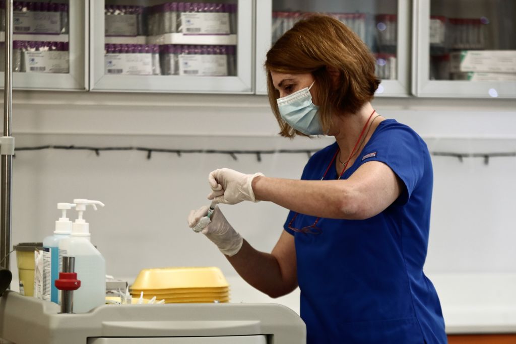 Κοροναϊός : Ένα μικρό βήμα προς την «Ελευθερία» – Οι εμβολιασμοί ξεκίνησαν, αλλά ο δρόμος προς την ανοσία είναι μακρύς