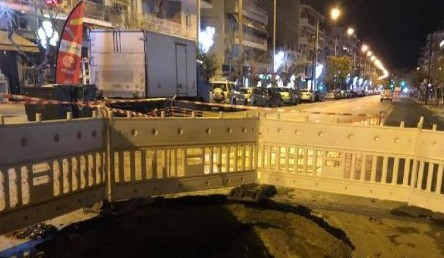 Θεσσαλονίκη : Άνοιξε κρατήρας βάθους 7 μέτρων σε κεντρικό δρόμο