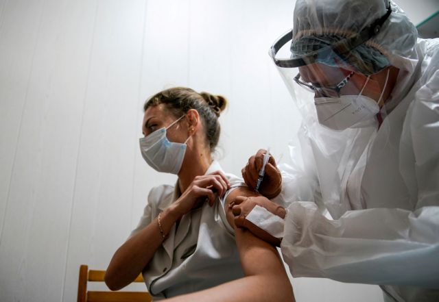Κοροναϊός : Η Ρωσία πειραματίζεται με 26 διαφορετικά εμβόλια – Εγκριση έχουν πάρει δύο
