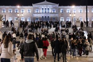 Απίστευτος συνωστισμός στην πλατεία Συντάγματος ανήμερα Χριστουγέννων
