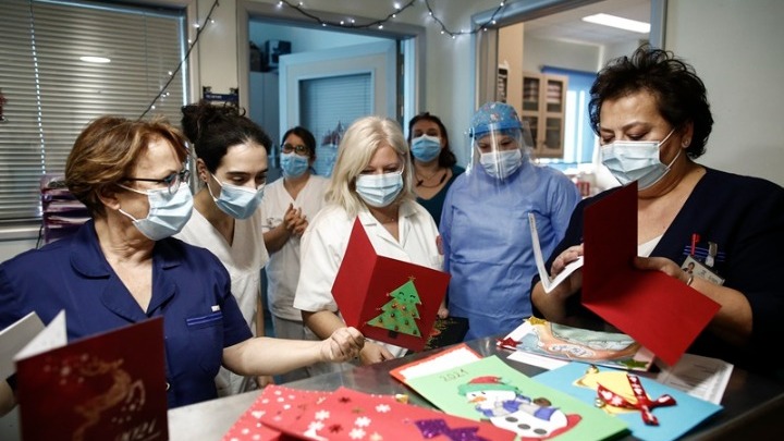 Κοροναϊός : Τα παιδιά έγιναν… Άγιος Βασίλης των υγειονομικών