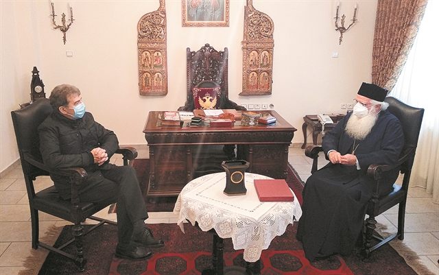 Διπλωμάτες καταγγέλλουν, εταιρείες πανηγυρίζουν