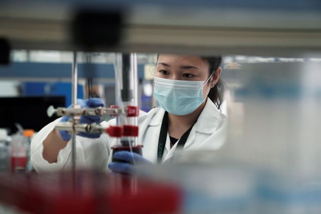 Όλα τα τελευταία δεδομένα για τα εμβόλια και τις θεραπευτικές επιλογές κατά της COVID-19