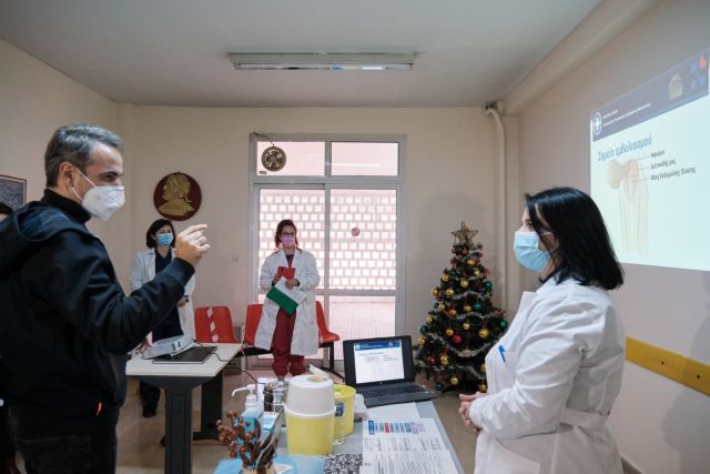 Μητσοτάκης σε υγειονομικούς : Να δώσετε το καλό παράδειγμα με τον εμβολιασμό