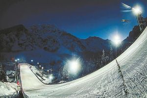 Παίζει με έναν μπροστά!