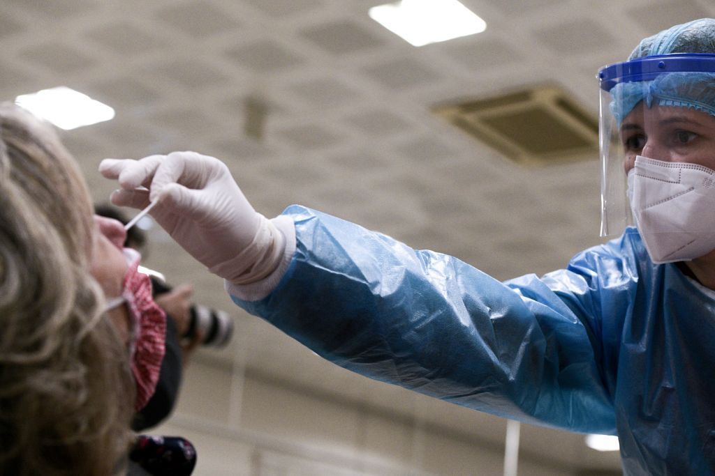 Κοροναϊός : Αλλαγή στρατηγικής στα τεστ για να «περικυκλώσουν» τον ιό