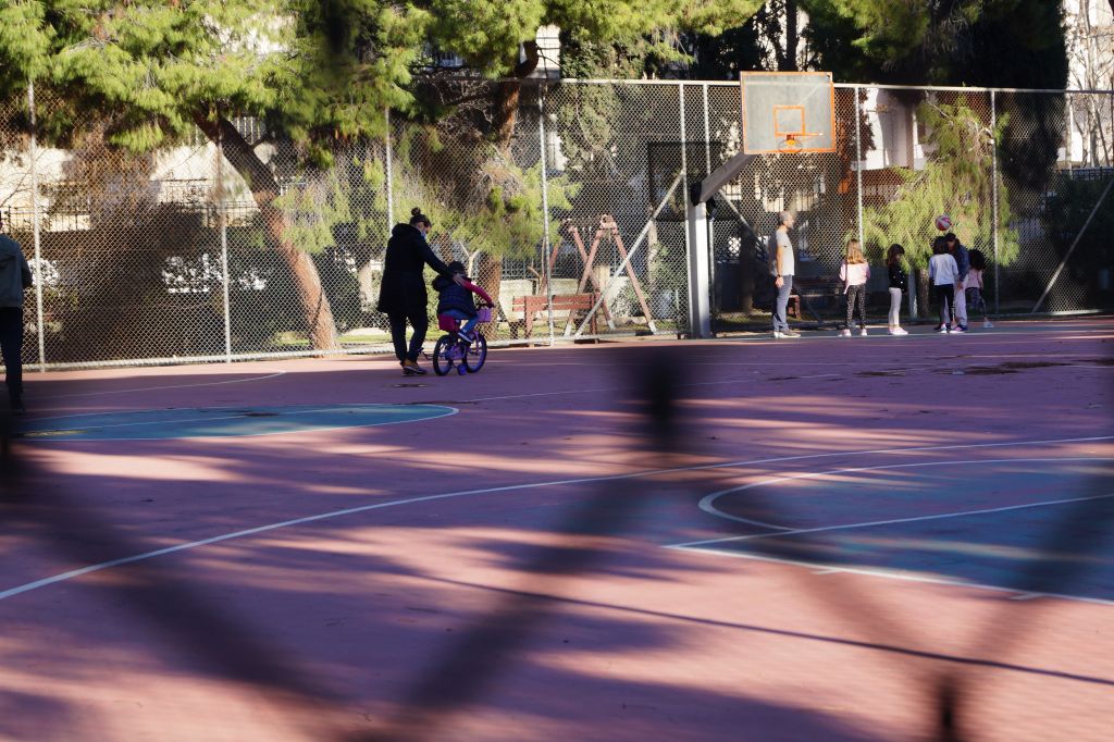 Ενα παιδί μαθαίνει ποδήλατο, μπορεί να γίνει δυνατό το αδύνατο