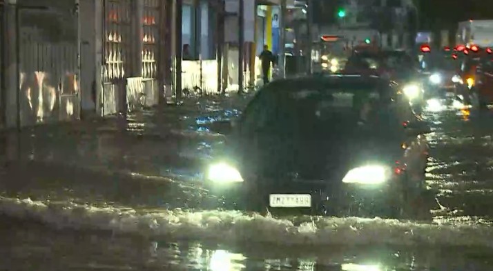 Κακοκαιρία : Ποτάμια οι δρόμοι στο Κερατσίνι