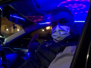 Θεσσαλονίκη: Διαφορετική μετακίνηση προσφέρει ταξί… club στους πελάτες του εν μέσω πανδημίας