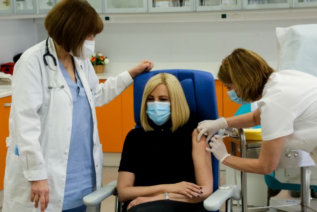 Eκανε τη δεύτερη δόση εμβολίου η Γεννηματά