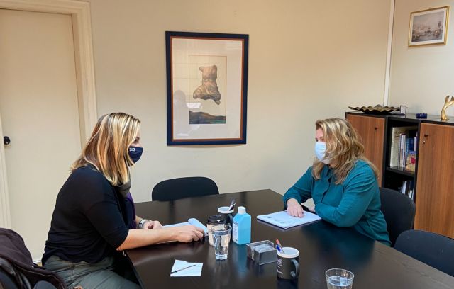 Συνάντηση Μπεκατώρου – Συρεγγέλα : Μόνο η αποκάλυψη των περιστατικών βίας φέρνει την επούλωση