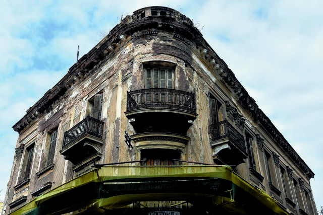 Νέα χρήση για 63 εγκαταλελειμμένα κτίρια της Αθήνας – Μπακογιάννης: Ευκαιρία να ξανασυστηθούμε με την πόλη