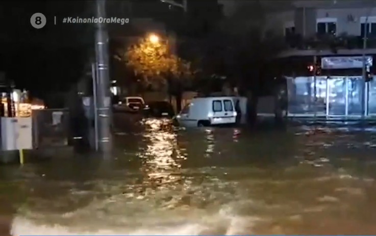 Πλημμύρισαν οι δρόμοι στο Μενίδι | tanea.gr