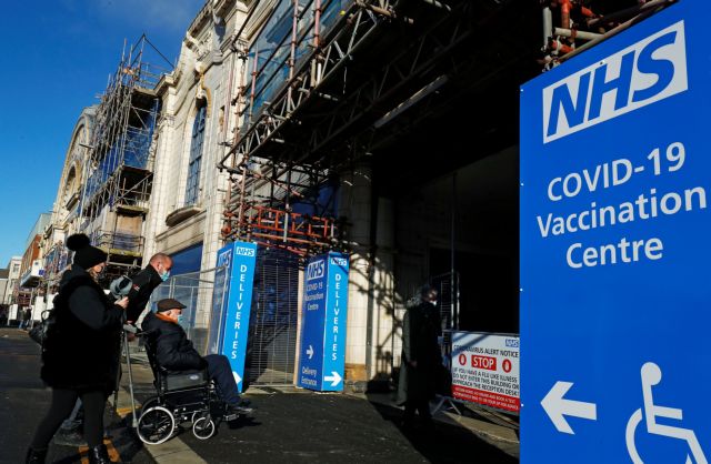Ανησυχία στη Βρετανία μετά την απειλή της Ευρώπης για μπλόκο στα εμβόλια – Eγκαιρες παραδόσεις ζητά η ΕΕ