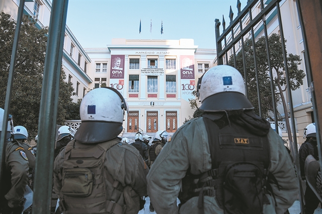 Οι αστυνομικοί στα Πανεπιστήμια δεν θα φέρουν όπλα εξηγεί ο Χρυσοχοΐδης