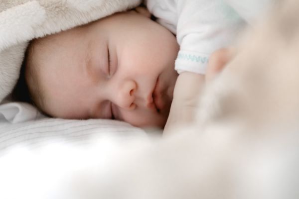 Η φωτορύπανση «γεννά» πρόωρα και λιποβαρή μωρά