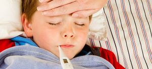 Πώς θα ξεχωρίσετε αν το παιδί σας έχει ίωση, κρύωμα ή κοροναϊό