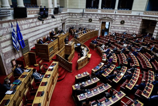 Απευθείας η μάχη των πολιτικών αρχηγών στη Βουλή για τη διαχείριση της πανδημίας