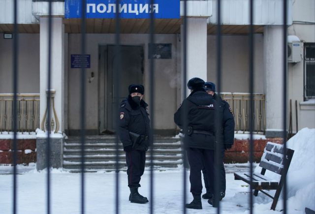 Ρωσία : Χειροπέδες στον αστυνομικό που «έδειξε» τους δράστες για τη δηλητηρίαση Ναβάλνι